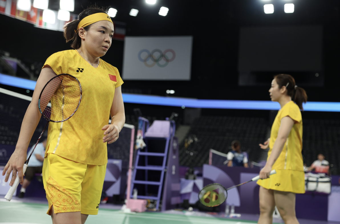 陈清晨(左):贾一凡在赛前训练中。.png 陈清晨(左):贾一凡在赛前训练中。.png