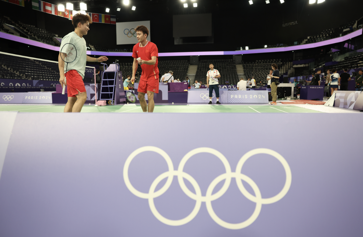 梁伟铿:王昶(前右)在赛前训练中。.png 梁伟铿:王昶(前右)在赛前训练中。.png