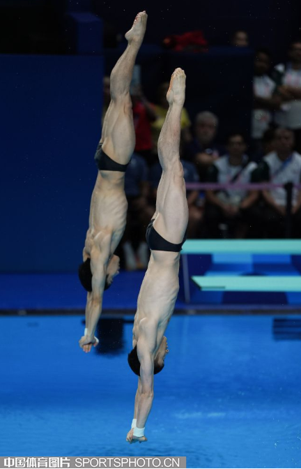 男子双人十米台入水.png 男子双人十米台入水.png