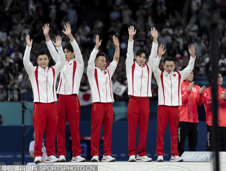 体操男团领奖.png 体操男团领奖.png