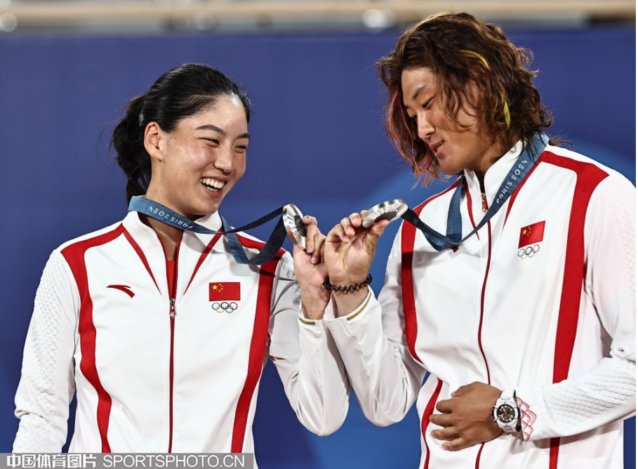 混双领奖.png 混双领奖.png