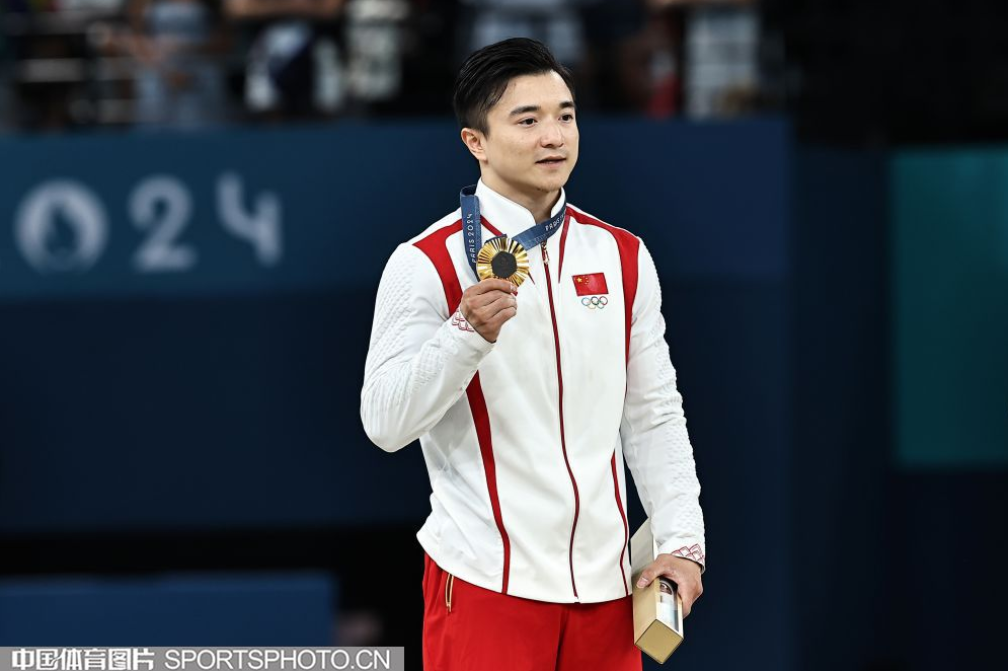 刘洋领奖.png 刘洋领奖.png