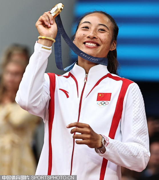 郑钦文举奖牌.png 郑钦文举奖牌.png