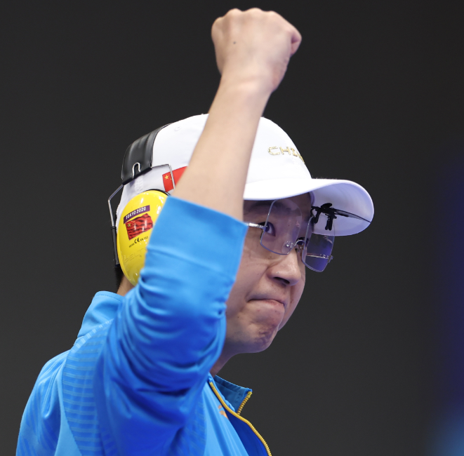 李越宏振臂.png 李越宏振臂.png