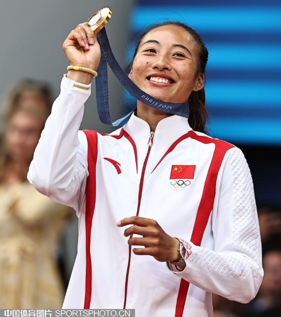 郑钦文领奖.png 郑钦文领奖.png