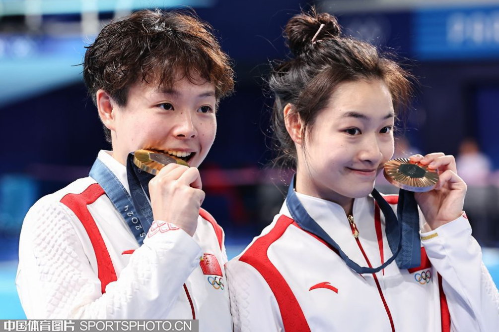 陈艺文昌雅妮领奖.png 陈艺文昌雅妮领奖.png