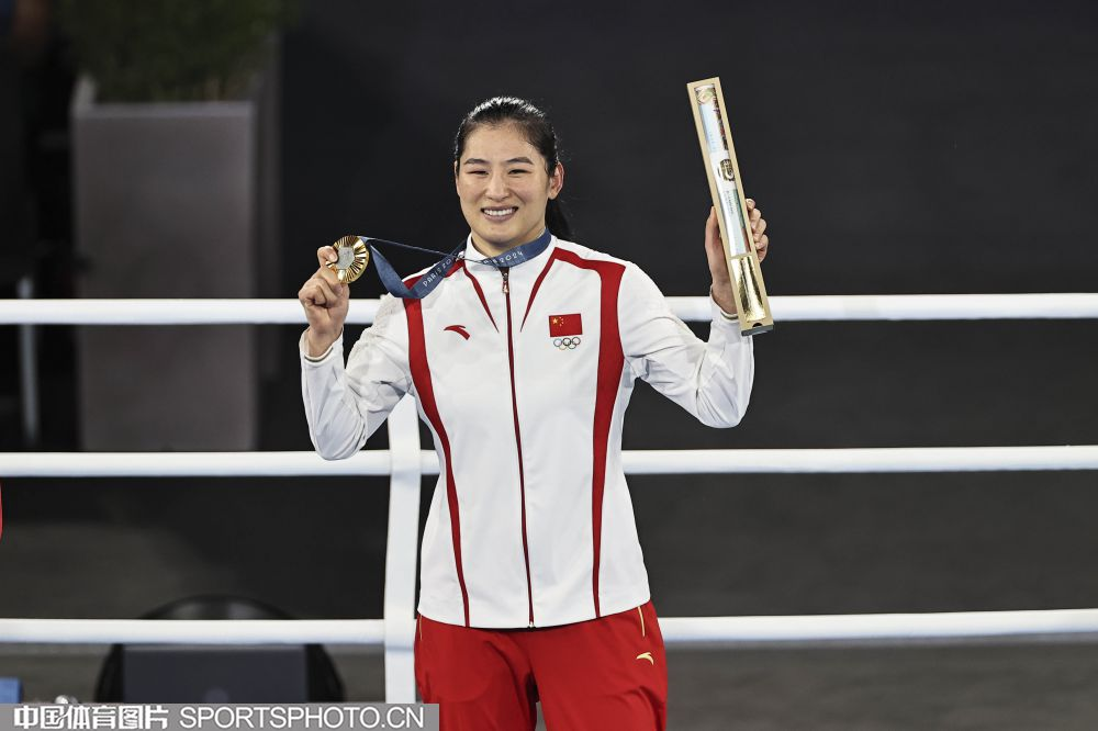 李倩领奖.png 李倩领奖.png