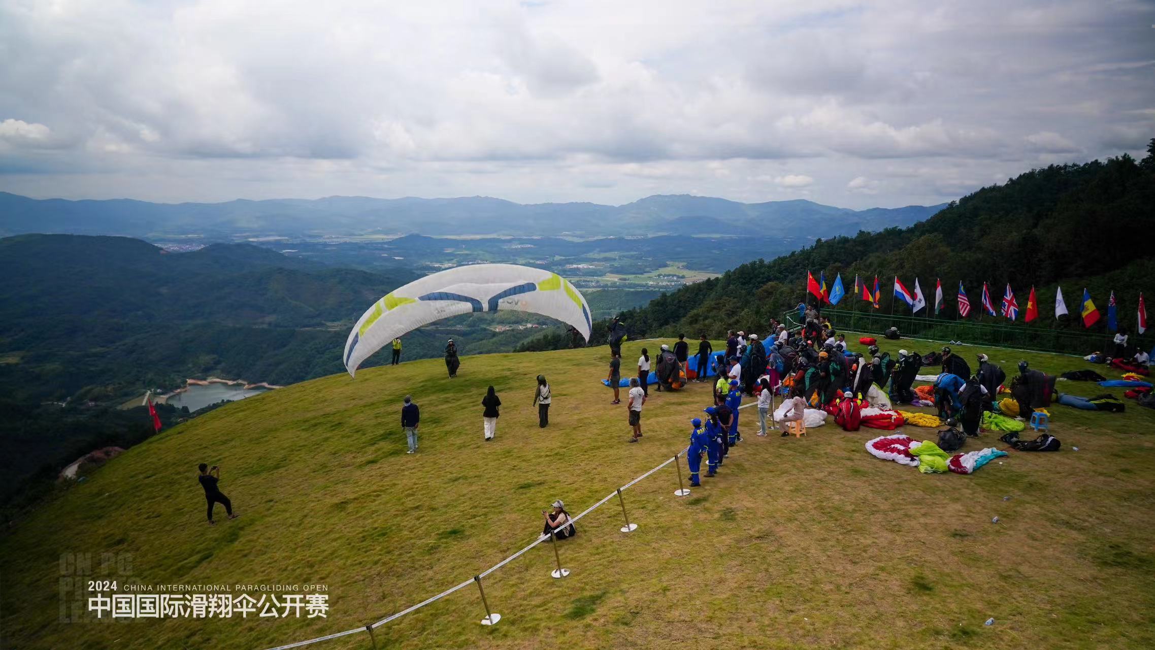 1002-滑翔伞2.jpg