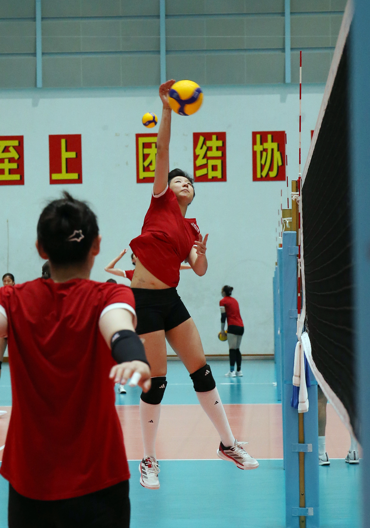 董禹含（中）在训练中。本报记者苏畅摄。.JPG